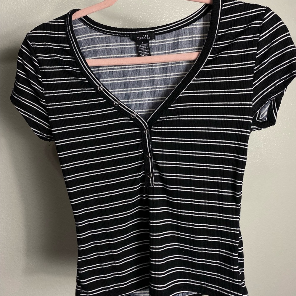 Black and White Rue21 Shirt Size S